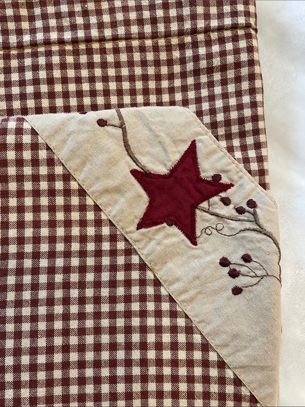 The Country House Collection Stars and Berries Country Swag - Picture 14 of 15
